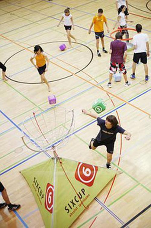 停留在距她不远的地方;阿吉易出汗,她便准备了一条手帕随时为他揩汗?